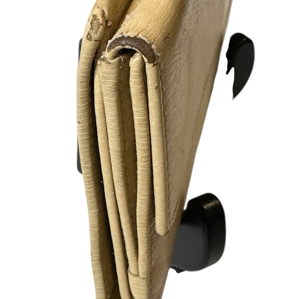 Gucci Tan Wallet with Textured Leather and Metallic Clasp - Picture 4 of 13